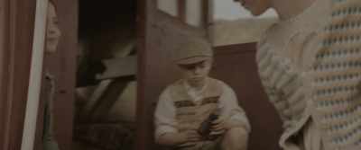 Right, you wait here with Ted.
Pattie, come on. - The Railway Children Return