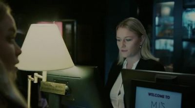 Right, so you're in room number 402. - Threesome