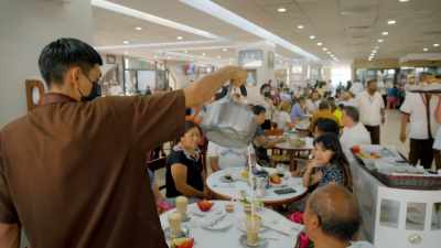 Ringing the glass
with a spoon is a tradition - Eva Longoria: Searching for Mexico