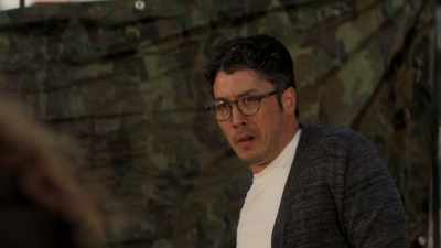 Robert, slice
his Achilles tendon!
Disable him! - Marvel's Runaways