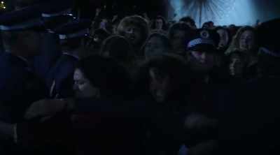 - Robyn!
- Get your hands off! - Riot