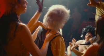 [rock music continues playing] - Cabaret Maxime