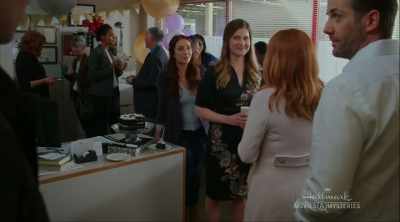 Roe, daar ben je. Kom, dit moet je echt zien. - Aurora Teagarden Mysteries: A Game of Cat and Mouse