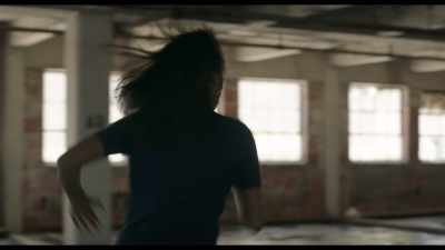 (rope whooshing)
(Jodi thuds) - Cinnamon