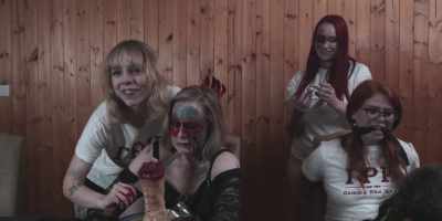 (Roxie laughing)
(suspenseful music) - Night of the Dead Sorority Babes