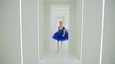 Run!
(Lena gasps) - Find Me in Paris