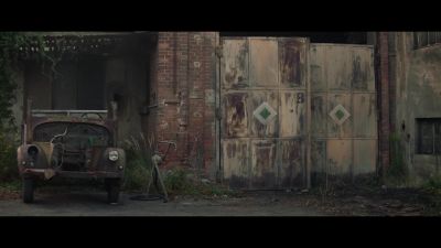 Run to the back. Quick, hurry. See if anyone is there. - Shadowplay