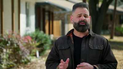 [Russell]
Barry and Kelly are stuck. - Renovation Impossible