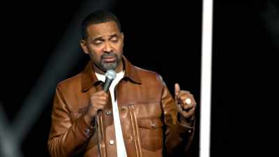 S-a târât până la ușa din față,
dar a leșinat. - Mike Epps: Ready to Sell Out