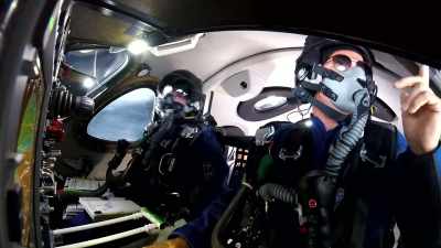 -Så sejt!
-Der er Den Californiske Bugt. - Space Titans: Musk, Bezos, Branson