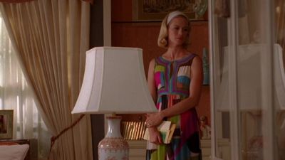 - Sally, get down here.
- Coming. - Mad Men