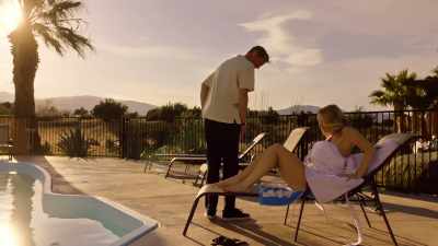 [salpicar con agua] - Couples Retreat Murder