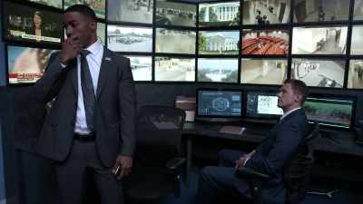 Sam: Change of plans.
Going dark in 10 minutes. - Tyler Perry's The Oval