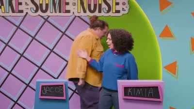 (Sam laughing)
(Sam clapping) - Make Some Noise
