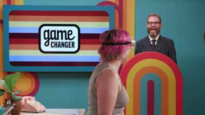 (Sam laughs)
(crowd boos) - Game Changer