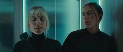 - Sam?
- [Sam] Yeah, Carole? - Wingwomen