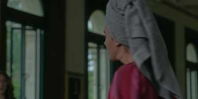 - Sandy.
- Especially you, Zoe "bird shit" Miller. - Class of '07