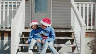 ♪ Santa Claus is
coming to town ♪ - A Holiday for Harmony