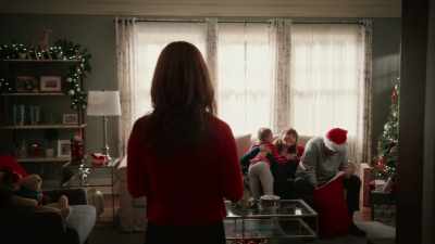 - Santa!
- Oh, my goodness! - Zoey's Extraordinary Christmas