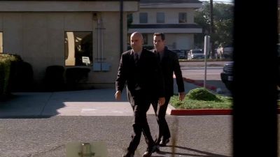 SARA: Exit by the bathroom.
-I need 30 seconds. - Prison Break