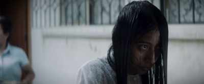 - Sara!  - Get away from the window!
Follow me. - La Llorona