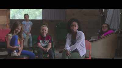 Sarah, hold your center, point your toes. - Feel the Beat