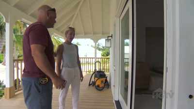 Sarah: Oh that door
opens so beautifully - Island of Bryan