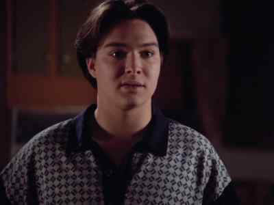 - Sarah, what are you doing?
- Exactly what she's been told to do. - Lois & Clark: The New Adventures of Superman