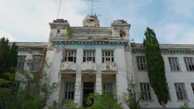 [Sascha Auerbach]
At first glance,
it looks like an embassy - Mysteries of the Abandoned