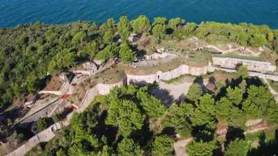 [Sascha] The first structure's
built in the 1820s. - Mysteries of the Abandoned