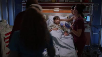 - Sats are dropping.
- What's happening? - Chicago Med