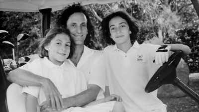 ♪ (SAXOPHONE NOTES CONTINUE) ♪ - Listening to Kenny G