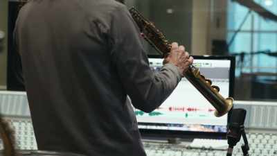 ♪ (SAXOPHONE NOTES PLAYING) ♪ - Listening to Kenny G