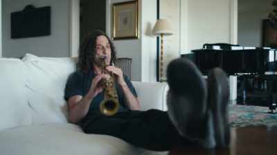 ♪ (SAXOPHONE NOTES PLAYING) ♪ - Listening to Kenny G
