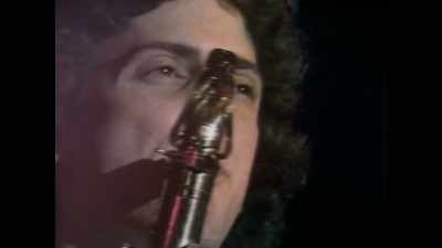♪ (SAXOPHONE SOLO PLAYING) ♪ - Listening to Kenny G