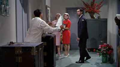 Say, does anybody know...?
Oh, usher man. - The Patsy