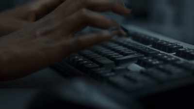 - Say it.
- Ale decha is...small breasts. - Killing Eve