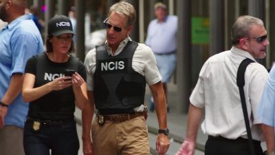 Says he's
20 yards away. - NCIS: New Orleans