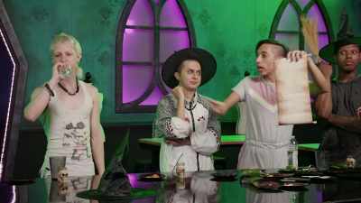 - Scalpus Wiggurata!
[dramatic music] - The Boulet Brothers' Dragula: Titans