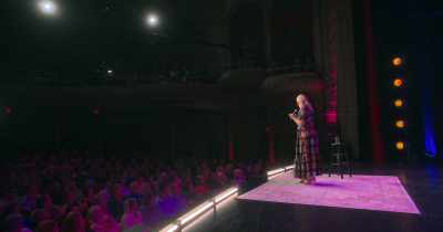 - [scattered clapping]
- [audience laughing] - Leanne Morgan: I'm Every Woman