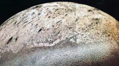 [scientist] It's got at least
three distinct types of terrain. - It’s Quieter in the Twilight