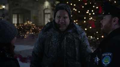 [scoffs] Did somebody slip and fall?
[chuckles] - Home Sweet Home Alone