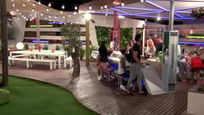 SCOTT: He's trying to win
the girls over - Love Island