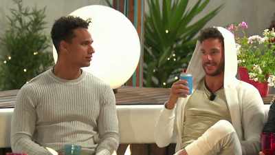 SCOTT: Never have I ever
had a threesome with
two guys. - Love Island
