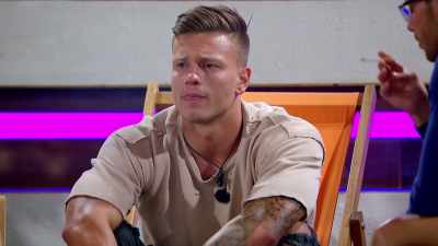 ‐SCOTT: You're the perfect
match, mate.
‐Quick like. - Love Island