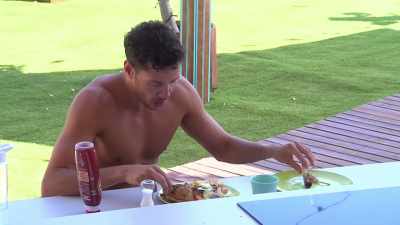 Scott's got some hot wings - Love Island