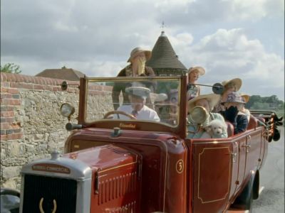 (screaming)
(tires screeching) - Agatha Christie's Poirot