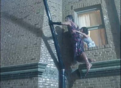 [ Screams ]
Grab my arm! - Quantum Leap