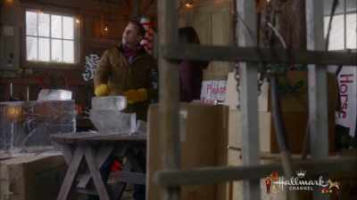 Sculptures have to be
at least five feet tall - Christmas Festival of Ice