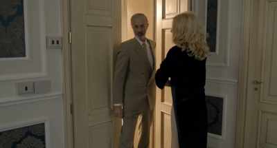 - Scusi il disturbo, lady Kant. Posso?
- Prego. - Diabolik